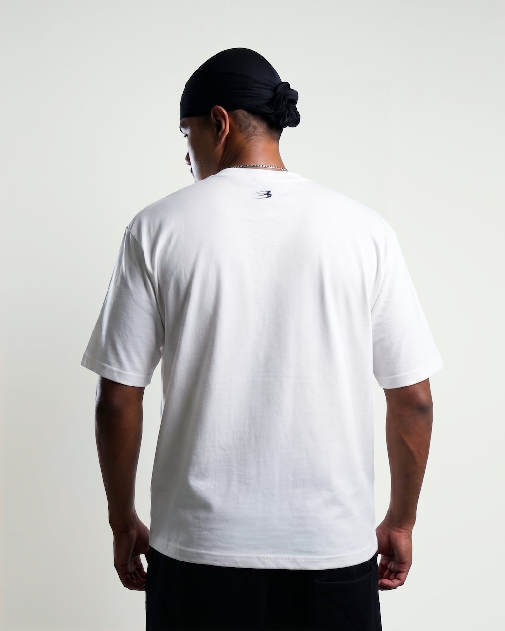 Kobe tee, back, swept B on the upper back